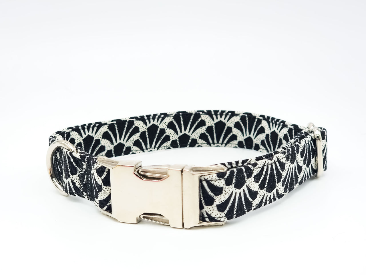 Monochrome Seashell MCM | Cotton Fabric | Flat Side Release Collar | Medium 11"-17" in 3/4" wide