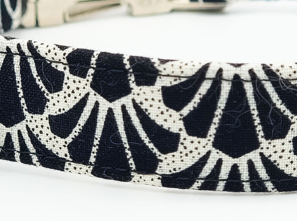 Monochrome Seashell MCM | Cotton Fabric | Flat Side Release Collar | Medium 11"-17" in 3/4" wide